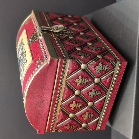 VGT, Medieval Themed Treasure Chest Red/Gold Trinket Box. - Picture 2 of 9